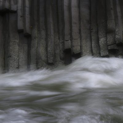 eaux-tumultueuses-au-pied-d-une-coulee-de-basalte